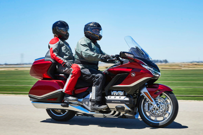 4. Honda Gold Wing Tour/DCT với phiên bản cập nhật năm 2021 tạo nên những khác biệt cho dòng xe chuyên cơ mặt đất này. Thùng đựng đồ lớn hơn, chỗ ngồi được cải thiện hơn và hệ thống âm thanh cùng phong cách xe được cập nhật cũng như tái cấu hình lại với những hấp dẫn hơn hẳn.