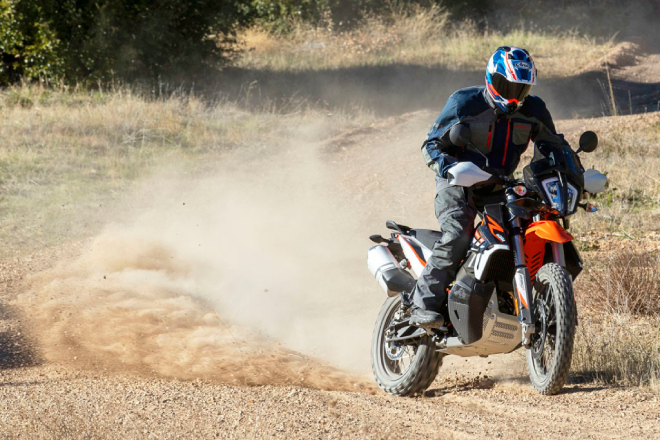 7. KTM 890 Adventure R là dòng xế phượt nâng cấp từ dòng 790 Adventure với khung gầm cập nhật, động cơ mạnh mẽ hơn và mang nhiều trang bị hiện đại từ hệ thống treo, phanh và thiết bị điện tửu giúp cho xe hoàn toàn có khả năng chạy đa địa hình.