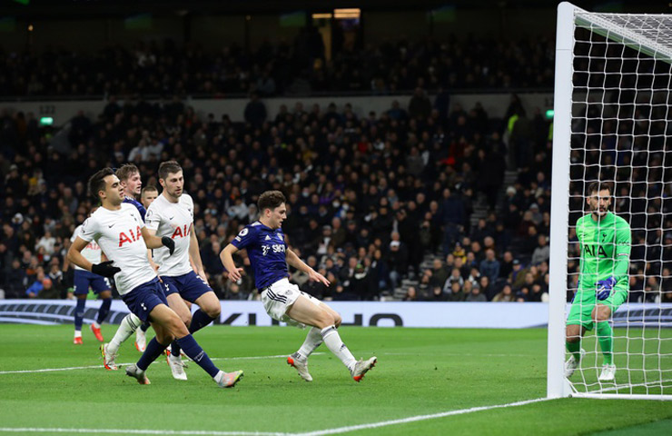 Daniel James ghi bàn mở tỷ số cho Leeds United khi họ làm khách của Tottenham Hotspur