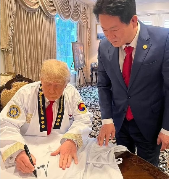 Cựu Tổng thống Mỹ Donald Trump ký tặng lên một bộ đồ&nbsp;Taekwondo sau khi được tặng cửu đẳng huyền đai danh dự. Ảnh:&nbsp;Kukkiwon
