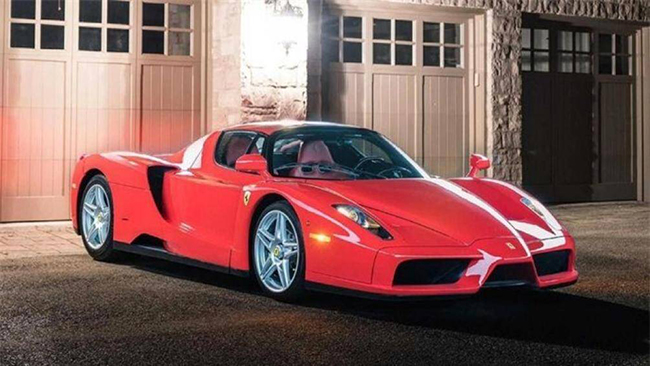Cung cấp sức mạnh cho Ferrari Enzo là động cơ V12 6.0L hút khí tự nhiên, sản sinh công suất tối đa 651 mã lực
