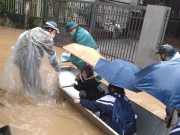 Tin tức trong ngày - TP Yên Bái ngập nhiều nơi, người dân bì bõm trong mưa rét