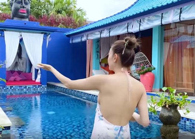 Nữ diễn viên diện váy hở lưng, lấp ló ngực trần khi đi du lịch ở resort hạng sang.
