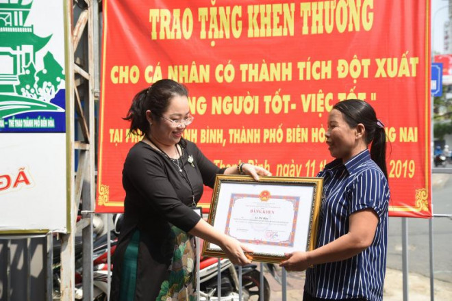 Bà Thảo (trái) trong một lần trao Bằng khen đột xuất của UBND tỉnh Đồng Nai cho người dân