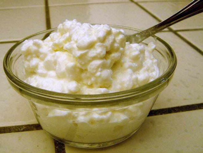 Các loại phô mai mềm có độ ẩm cao, khiến vi khuẩn dễ xâm nhập vào bên dưới bề mặt.Ảnh minh họa.