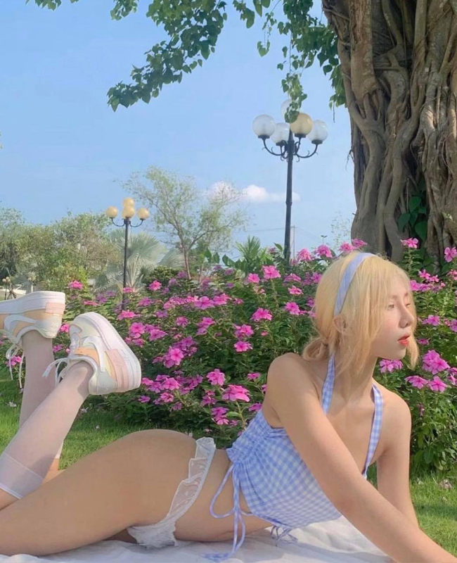 Pinkmy chuộng chụp ảnh theo concept &#34;Lolita&#34; trong những bộ nội y mỏng manh giữa thiên nhiên.
