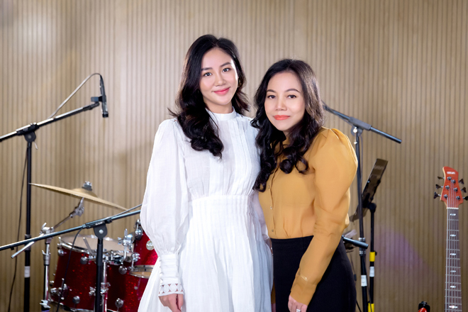 Nhạc sĩ Thục Anh (phải) và nữ ca sĩ Văn Mai Hương