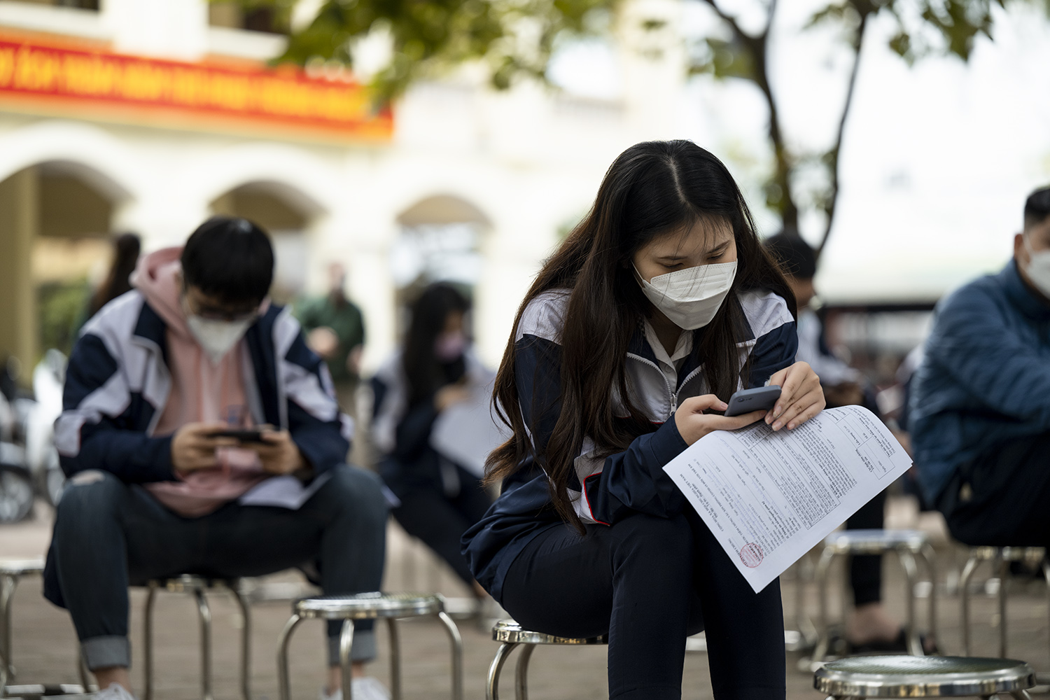 Em Nguyễn Anh Thư (học sinh lớp 12) chia sẻ: “Khi nhận được thông tin sẽ được tiêm chủng vắc xin phòng COVID-19, em và bố mẹ em đều vui mừng, vì hiện tại trong gia đình em còn lại mỗi mình em chưa được tiêm vắc xin. Em cũng hi vọng khi tiêm đủ 2 mũi vắc xin, bọn em sẽ lại được đến trường”