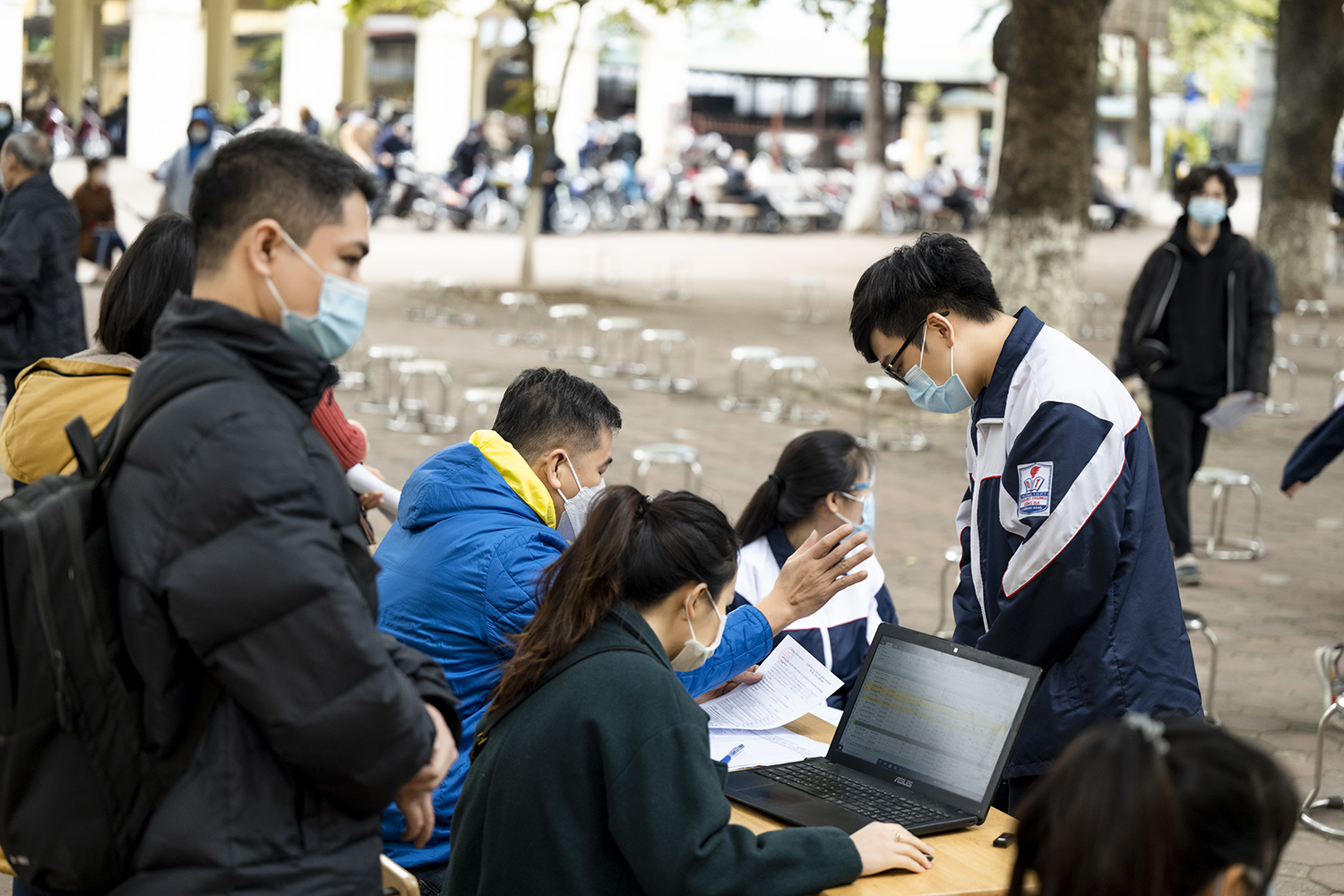 Theo kế hoạch, trong quý IV/2021 và quý I/2022, Hà Nội sẽ triển khai tiêm vắc xin phòng COVID-19 cho toàn bộ trẻ 12-17 tuổi (bao gồm trẻ đi học tại các trường đóng trên địa bàn thành phố và trẻ không đi học sinh sống tại Hà Nội) có chỉ định sử dụng vắc xin của nhà sản xuất và Bộ Y tế. Dự kiến, có 791.921 trẻ được tiêm, trong đó có 519.547 trẻ từ 12 đến dưới 16 tuổi và 272.374 trẻ từ 16 đến dưới 18 tuổi.