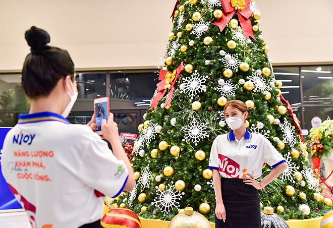 Không khí Giáng Sinh bao trùm cả sảnh với cây thông Noel lấp lánh cùng những quả châu khổng lồ là những góc chụp hình không thể bỏ qua.