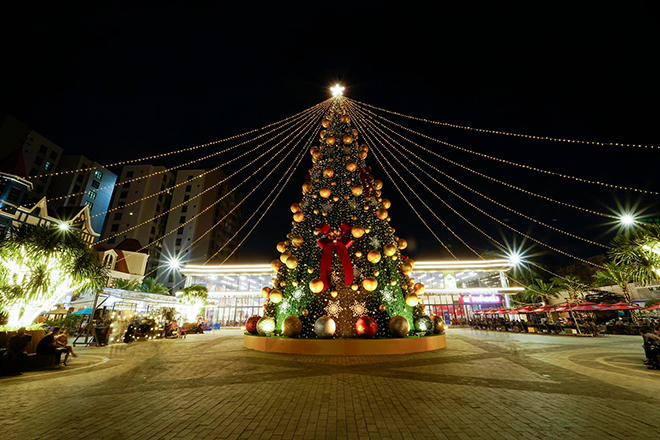 Khu vực quảng trường ngập tràn những sắc màu lung linh của Giáng Sinh với cây thông Noel, mang đến không khí Giáng Sinh rộn ràng. &nbsp;