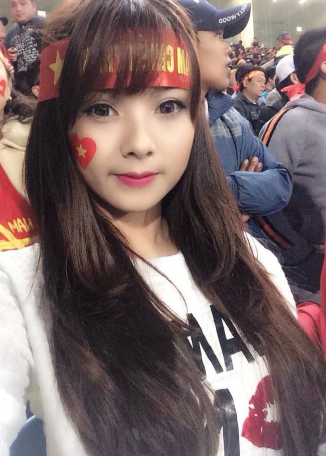 Ít ai biết Ngô Lệ Quyên là hot girl nổi tiếng sau một trận bóng đá. Cụ thể năm 2014, hình ảnh cô đi cổ vũ cho đội tuyển Việt Nam trong trận đấu Malaysia xuất hiện trên truyền hình chỉ vài giây nhưng cũng đủ khiến cho Lệ Quyên trở thành gương mặt được nhiều người tìm kiếm.
