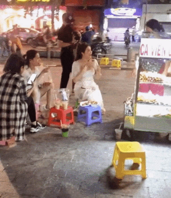 "Đệ nhất mỹ nhân phồn thực" đi ăn quán vỉa hè, gây chú ý vì body tròn trịa, vòng 2 ngấn mỡ - hình ảnh 4