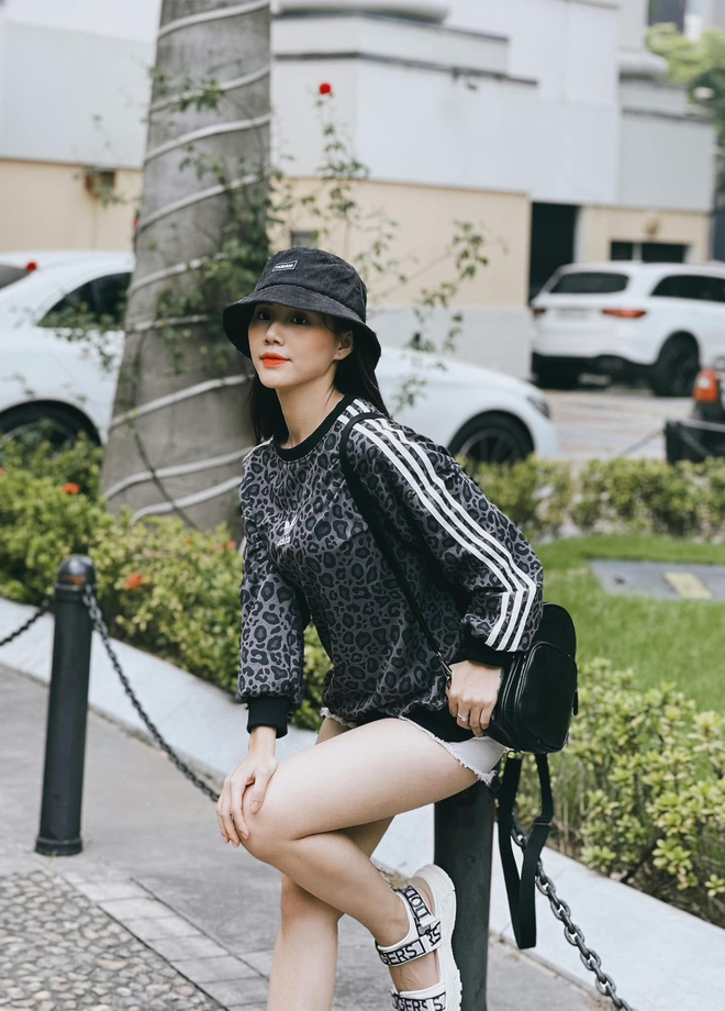 Minh Thu lăng xê phong cách sporty khoẻ khoắn cùng short jeans hay sweater da báo. Mũ là phụ kiện không thể thiếu để set đồ hoàn hảo hơn.