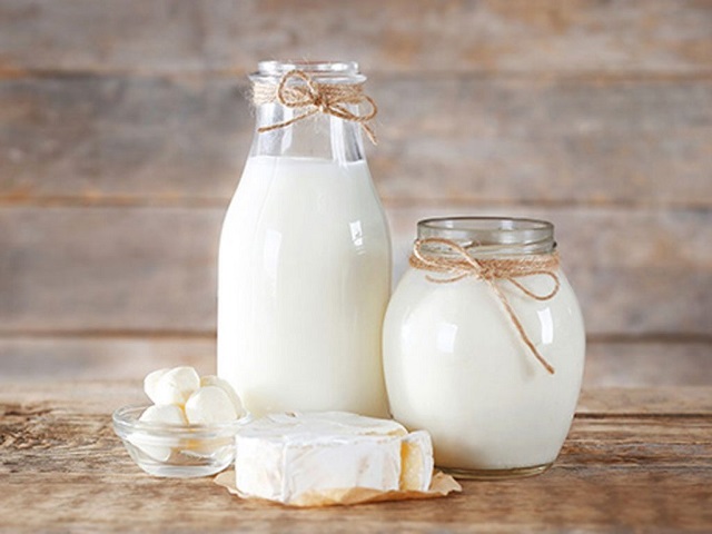 Uống sữa trước khi đi ngủ có tốt cho sức khỏe hay có hại không?