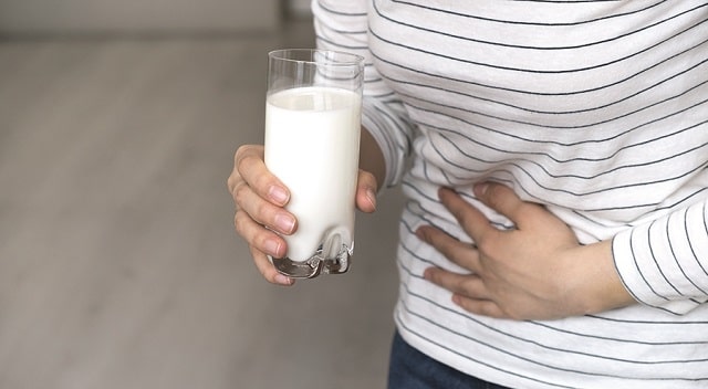 Uống sữa trước khi đi ngủ có lợi hay có hại cho sức khỏe?