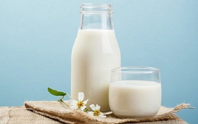 Uống sữa trước khi đi ngủ có tốt cho sức khỏe hay không?