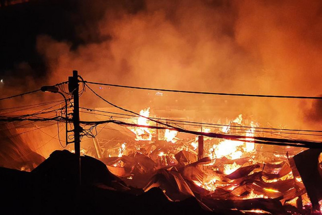 Theo cảnh sát PCCC, khoảng 20 giờ 05 ngày 23-11, đã xảy ra cháy tại địa chỉ: 110/2 đường Tô Ngọc Vân (phường Thạnh Xuân, quận 12) nơi có nhiều xưởng sản xuất khác nhau. Ảnh: NT