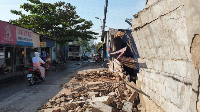 Theo người dân, đến hơn 2 giờ sáng ngày 24-11 đám cháy mới được dập tắt hoàn toàn. Đến trưa cùng ngày, những hộ dân và người thuê trọ có nhà gần vụ cháy bị ảnh hưởng bắt đầu dọn dẹp nhà cửa, đưa các vật dụng bị cháy ra phía ngoài. Ảnh: NT