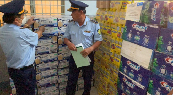 Lực lượng chức năng tỉnh Long An vừa bắt giữ xe ô tô vận chuyển hàng nghìn thùng sữa các loại do nước ngoài sản xuất nghi nhập lậu. Ảnh: QLTT tỉnh Long An cung cấp.