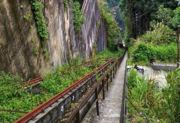Ngọn núi có bậc thang cực dốc ở Trung Quốc, thách thức mọi du khách muốn chinh phục đỉnh cao - 1