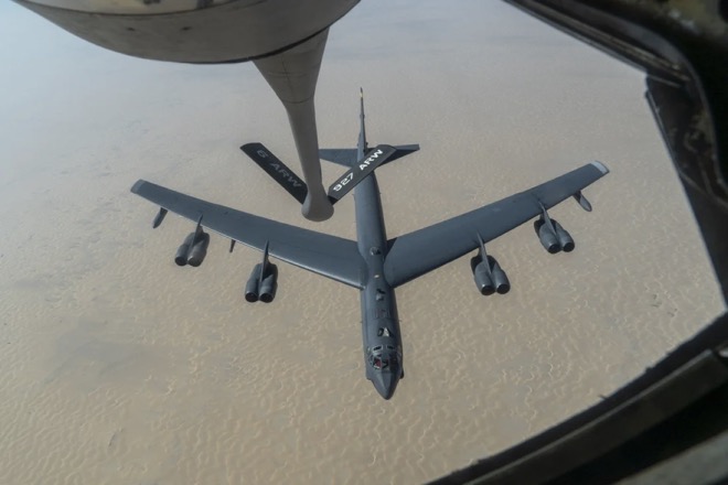 Oanh tạc cơ B-52H của Mỹ&nbsp;tiếp nhiên liệu trên không.