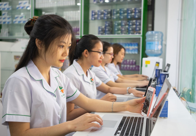 Đội ngũ dược sĩ chuỗi nhà thuốc Dr. Tận Tâm chủ động kết nối, tương tác với khách hàng bằng công cụ online