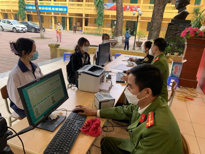 Thu nhận hồ sơ cấp CCCD cho học sinh tại điểm tiêm trường THPT Nguyễn Thị Minh Khai