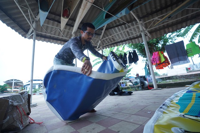 Anh Dũng Coli, huấn luyện viên môn SUP cho biết:“Hiện tại chúng tôi mở tour bơi SUP ở Cần Giờ và trung tâm thành phố. Chúng tôi liên kết với Trung tâm dã ngoại Thanh thiếu niên ở Cần Giờ để sinh hoạt chính thức. Sau khi mở lại hồi đầu tháng 10 thì nhu cầu của khách rất lớn. Nếu bơi ở Cần Giờ thì khách có thể ngủ lại đêm. SUP rất cơ động và tiện, dễ xếp gọn và vận chuyển. Môn này có thể bơi ở tư thế nằm, ngồi, đứng, quỳ… Chỉ cần hướng dẫn khoảng 30 phút là có thể chơi”.