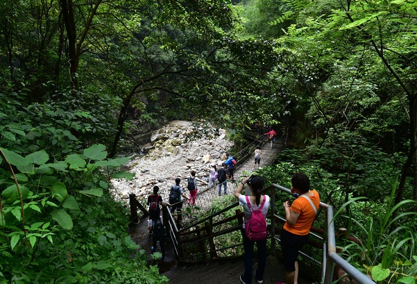 Ngọn núi có bậc thang cực dốc ở Trung Quốc, thách thức mọi du khách muốn chinh phục đỉnh cao - 2