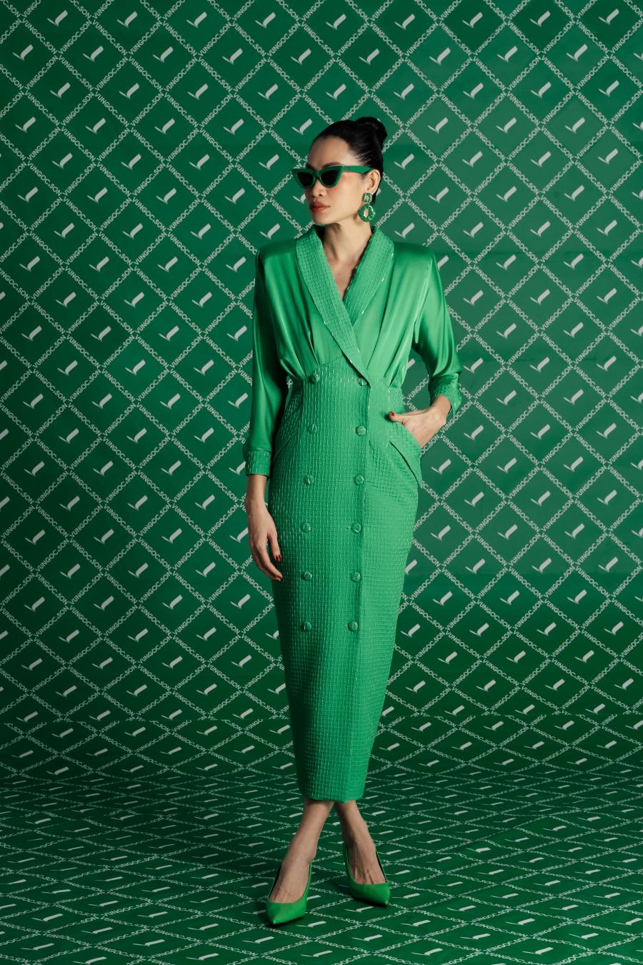 Kelly Green là tông màu duy nhất trong bộ sưu tập lần này mà hai nhà thiết kế thể hiện qua các trang phục mới nhất. Được biết, đây cũng là một trong những gam màu thịnh hành trong mùa thu&nbsp;đông năm nay mà các nhà mốt thế giới lăng xê.