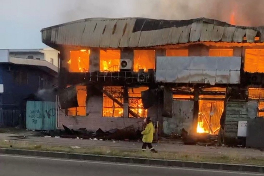 Một ngôi nhà bị người biểu tình đốt cháy ở thủ đô Honiara (ảnh: SCMP)