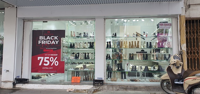 Một cửa hàng giày dép trên phố Chùa Bộc (Hà Nội) đăg biển giảm giá 75% nhân dịp Black Friday nhưng vẫn không một bóng người.