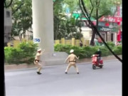 Tin tức trong ngày - Clip: “Thông chốt” gặp CSGT, lái xe vespa ngã như “cây chuối đổ”