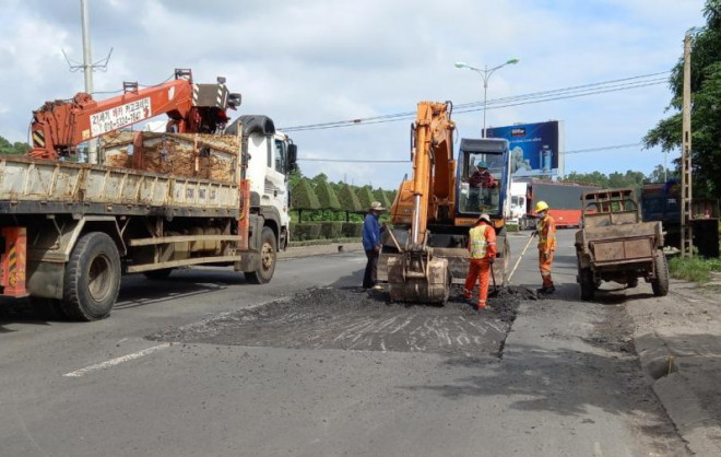 Ban Quản lý dự án Thăng Long tập trung khắc phục sửa chữa hư hỏng trên QL1A qua TP Tuy Hòa