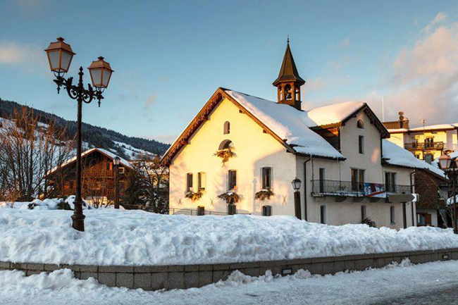 Megève: Hãy ngắm tuyết rơi từ cửa sổ ở nơi nghỉ dưỡng sang trọng trên núi tại Les Fermes de Marie, bạn sẽ thấy Megève thật sự rất lãng mạn.&nbsp;
