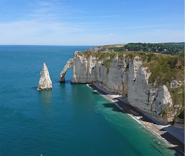 Thị trấn Etretat mang đến cho du khách phong cảnh đẹp đẽ và trong lành, dem lại nhiều cảm hứng và sáng tạo tột bậc. Các vách đá và quang cảnh đại dương là những cảnh đẹp nhất ở thành phố này.&nbsp;
