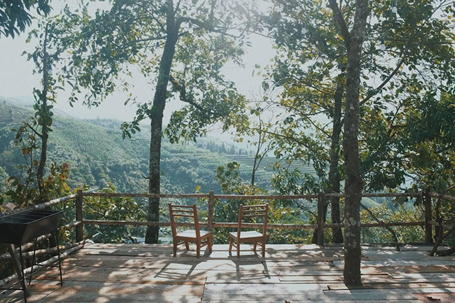 Phần sân thượng được bố trí bàn ghế với "view" ra núi rừng rất đẹp.

