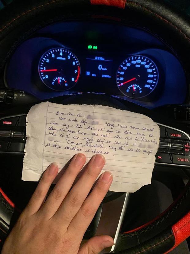 Nhận được mảnh giấy do cậu học trò để lại, chủ xe cảm thấy ấm lòng.