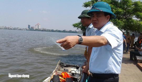 Ông Nguyễn Đức Chung, Chủ tịch UBND TP Hà Nội, chỉ huy xử lý môi trường cá chết trắng Hồ Tây ngày 3-10-2016 - Ảnh: Bảo Trân