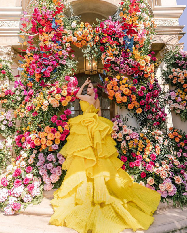 Hồi giữa tháng 7, sự kiện bữa tiệc kỷ niệm ngày cưới của nữ tỷ phú gốc Việt Mimi Morris đã gây choáng ngợp. Toàn bộ không gian được trang trí công phu, đẹp mắt với 100% hoa tươi, tràn ngập ánh sáng như cổ tích.
