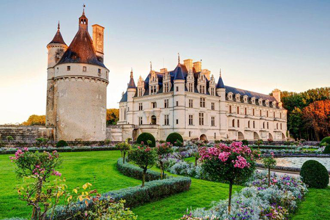 Chenonceaux: Sự đối xứng kiến ​​trúc và chi tiết trang nhã của Château de Chenonceau ở thung lũng Loire khiến trái tim du khách phải sững sờ. Và không có gì lãng mạn hơn việc chèo thuyền bên dưới khu bảo tồn duyên dáng trên sông Cher hoặc đi dạo qua những khu vườn đầy hoa.&nbsp;
