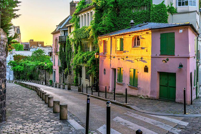 Montmartre: Ngôi làng lãng mạn trên đỉnh đồi này đem lại cảm giác yên bình&nbsp;với những con hẻm rải sỏi, quảng trường xinh xắn và khu vườn nho nhỏ. Trên quảng trường Jehan-Rictus, bạn sẽ thấy&nbsp;một bức tường khổng lồ với dòng chữ "I Love You" đã được viết hơn một nghìn lần, bằng 311 ngôn ngữ.&nbsp;
