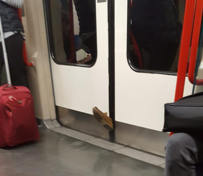 Đi xong chuyến tàu mất một chiếc giày.
