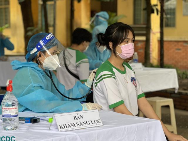 Tiêm vắc-xin cho trẻ em tại Hà Nội.&nbsp;