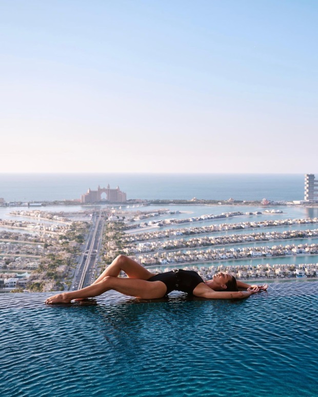 Từ bể bơi có thể nhìn ra nhiều công trình nổi tiếng thế giới ở Dubai. Ảnh:&nbsp;Aura Sky Pool