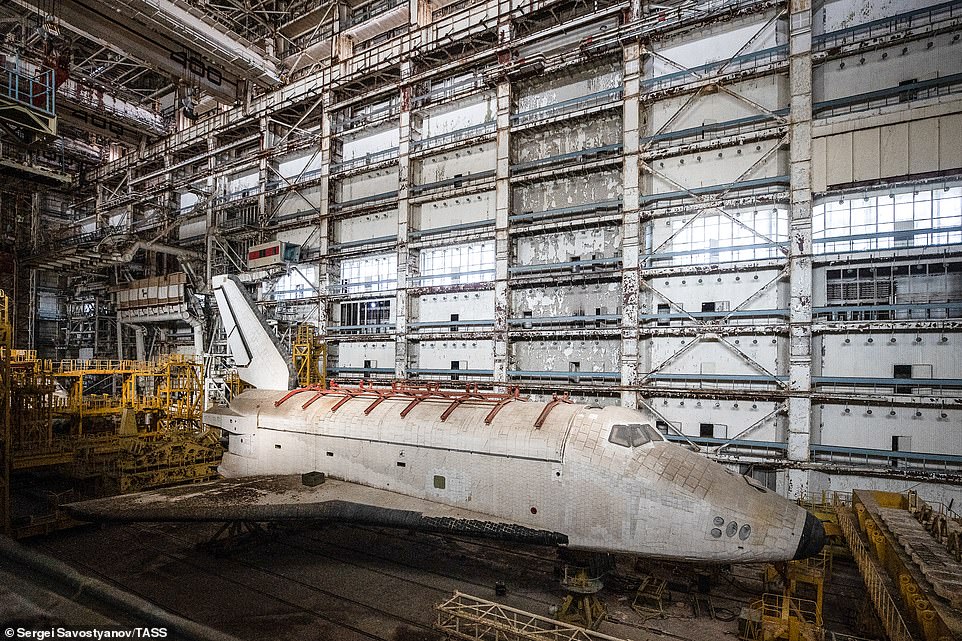 Tàu vũ trụ Nga nằm phủ bụi trong nhà kho (ảnh: Daily Mail)