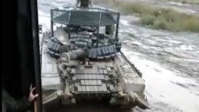 Xe tăng T-80 của Nga được lắp lồng sắt bảo vệ tháp pháo.