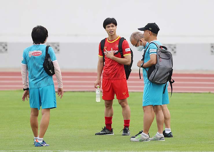 ĐT Việt Nam &#34;luyện công&#34; đấu AFF Cup: Công Phượng bất ngờ tập riêng - 8