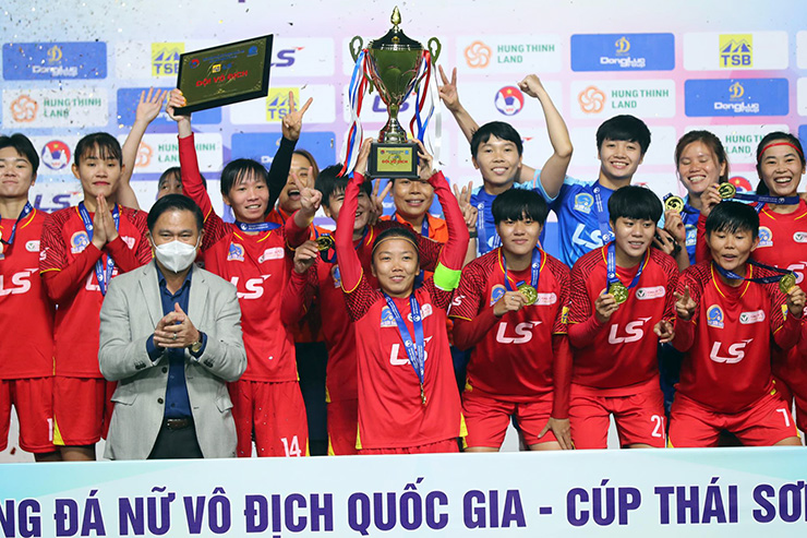 Huỳnh Như nâng cao chức vô địch giải bóng đá nữ vô địch quốc gia 2021 cùng CLB TP.HCM.